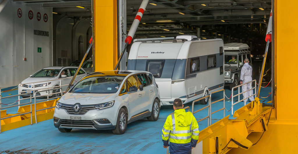 Rampe d'accès d'un terminal ferry avec des véhicules en attente de débarquement